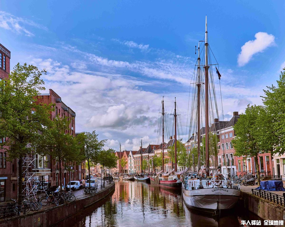 City_Canal_with_Moored_Sailboats_and_Historical_Buildings_4unADrd.jpg